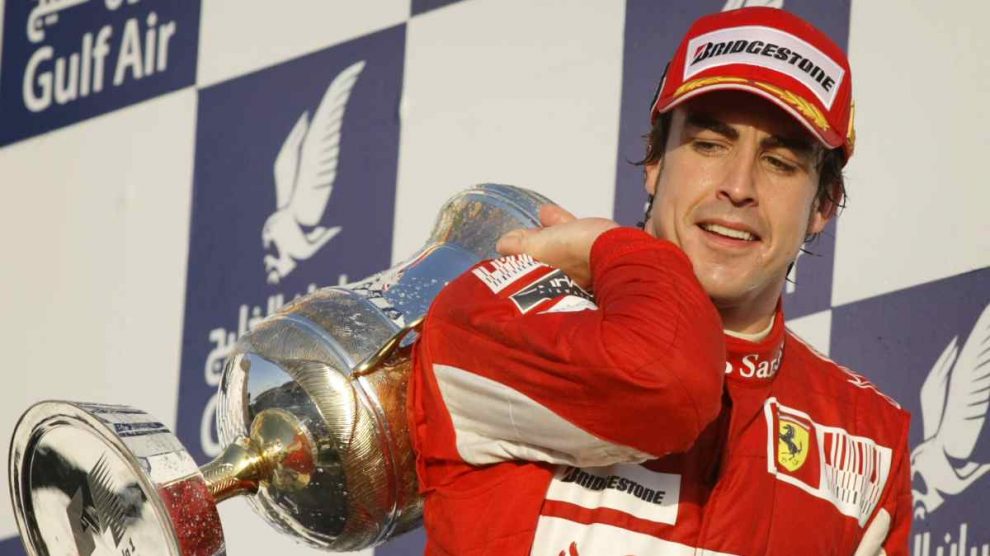 Fernando Alonso gana con Ferrari en Baréin. (AFP)