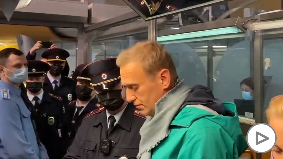 La policía rusa detiene al opositor Navalny nada más aterrizar en Moscú