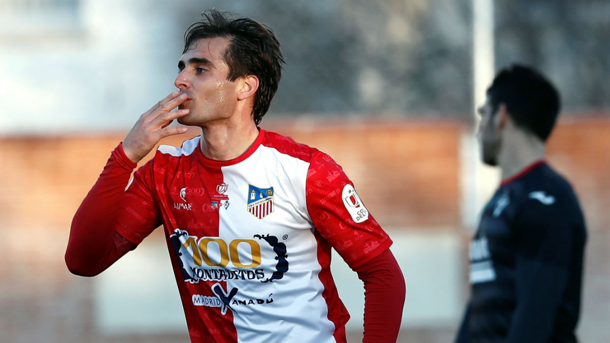 Juan Esnáider celebra uno de los goles al Eibar. (EFE)