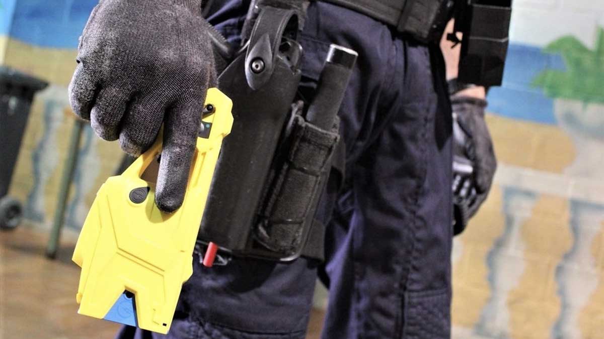 Un agente de la Policía con una pistola eléctrica. Foto: EP