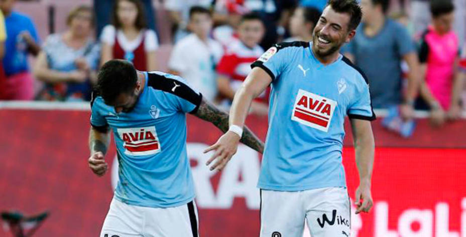 Sergi Enrich y Antonio Luna, juntos en el terreno de juego. (LaLiga)