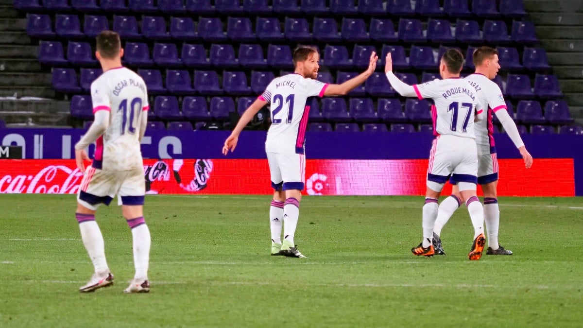 Los jugadores del Valladolid celebran el gol de Míchel. (EFE)