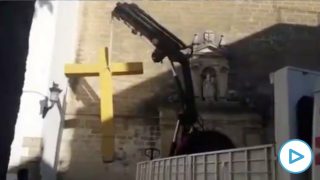 Pese al rechazo de los vecinos, la alcaldesa de la localidad de Aguilar de la Frontera, Carmen Flores (IU), ha optado por derribar la Cruz del Llanito de las Descalzas.