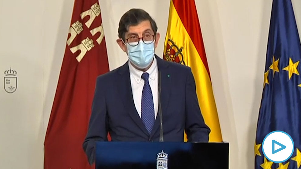 Dimite el consejero de Murcia que se coló en la vacunación