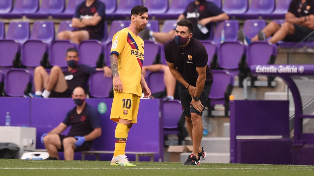 Eder Sarabia conversa con Leo Messi durante un partido. (Getty)