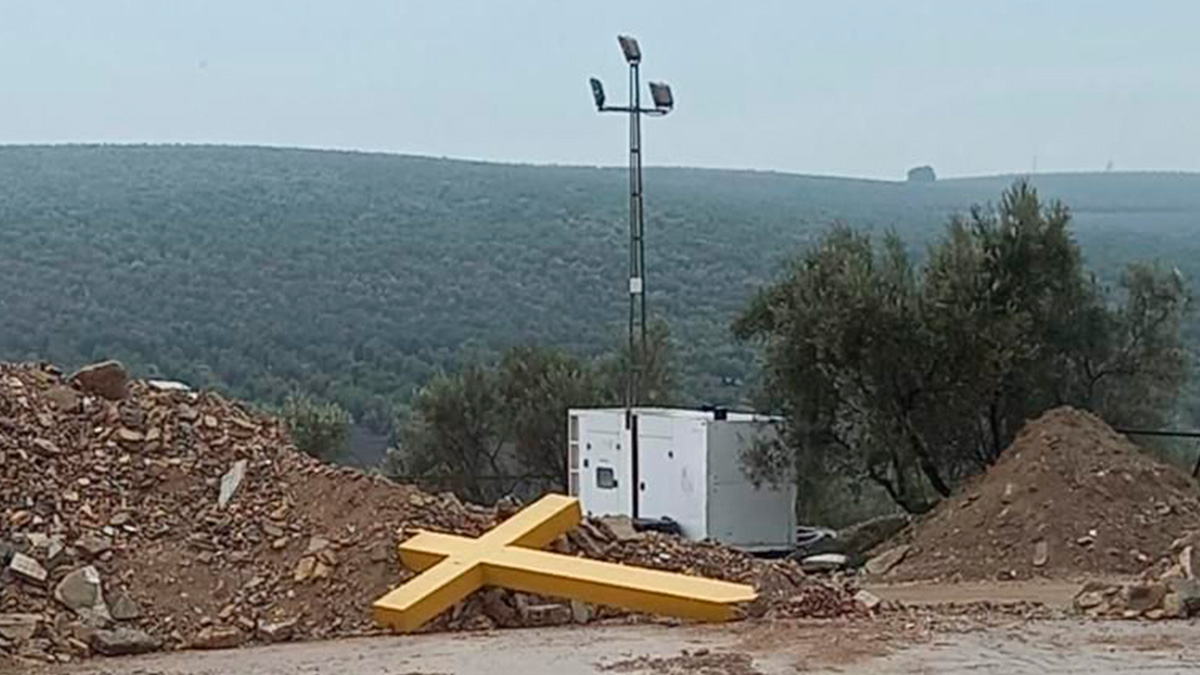 La Cruz de las Descalzas de Aguilar de la Frontera en una escombrera tras ser retirada por la alcaldesa de IU.