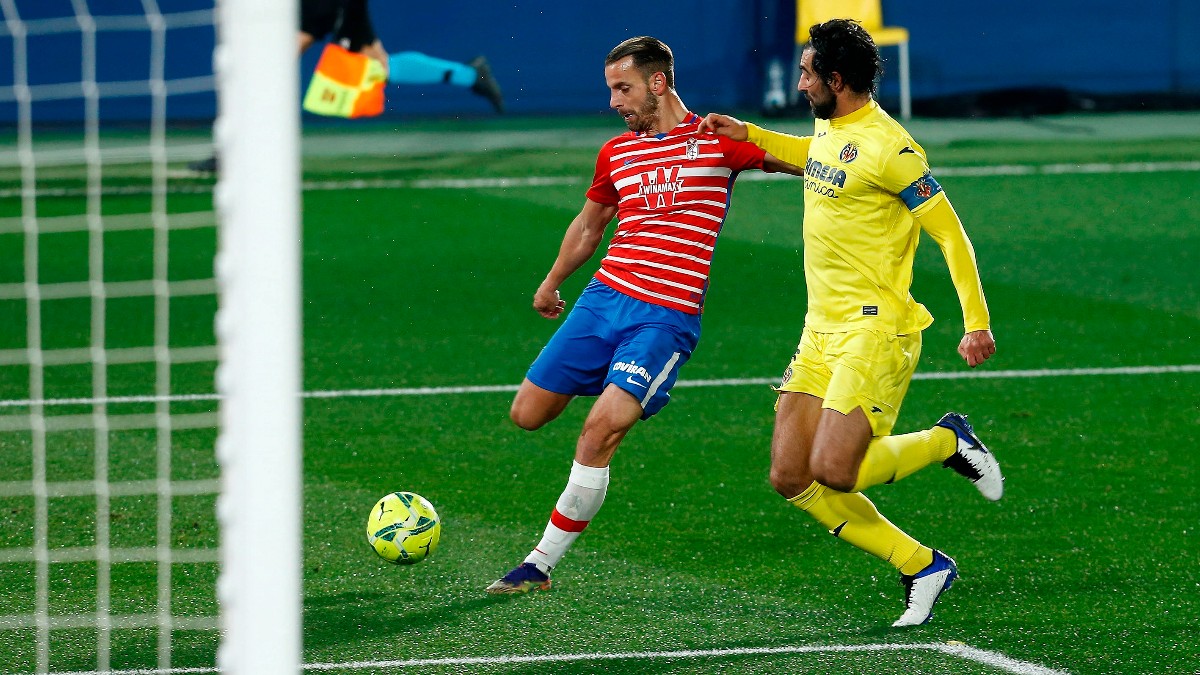 Solado pone un centro ante el Villarreal. (EFE)