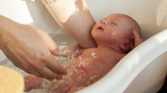 bañar a un recién nacido