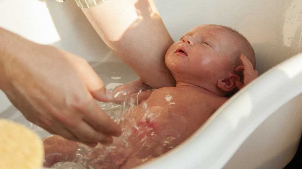 La temperatura ideal para el baño de un bebé recién nacido