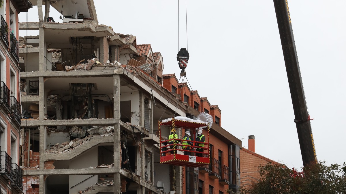 Edificio siniestrado tras la explosión, en la calle Toledo de Madrid.