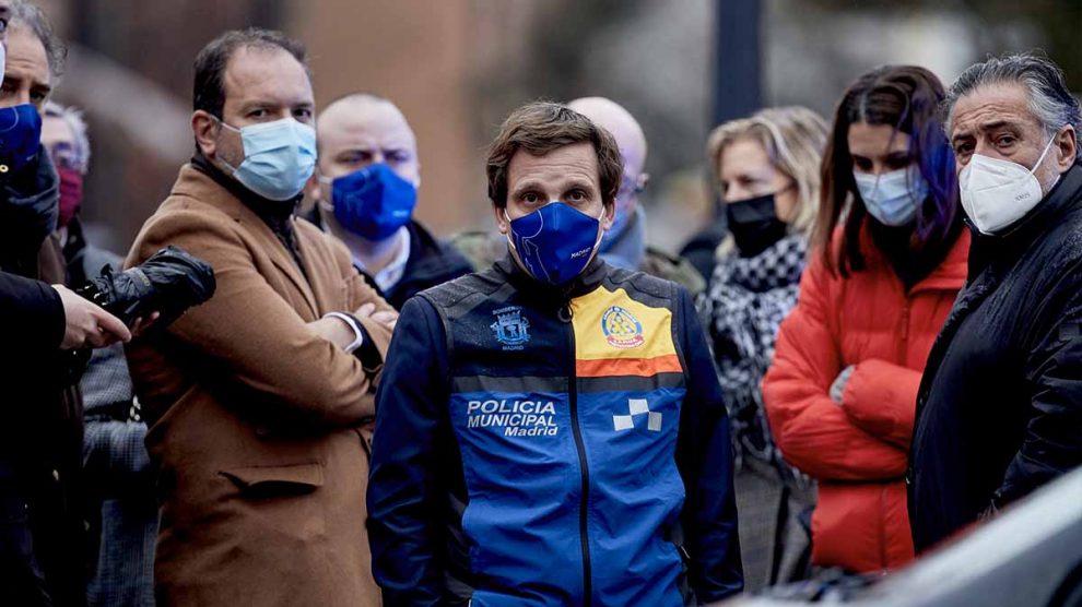 El alcalde de Madrid, José Luis Martínez-Almeida, acude a visitar la zona afectada. Foto: EP