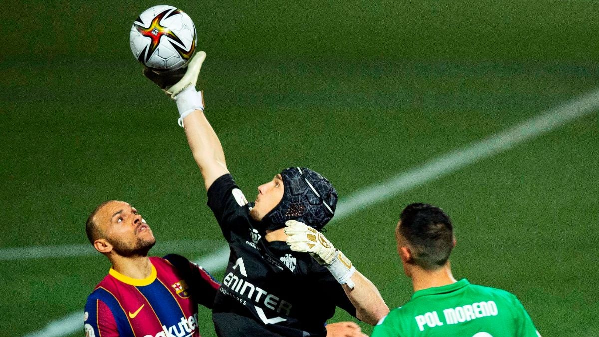 El portero del Cornellá, Ramón Juan, en el partido ante el Barcelona (EFE).