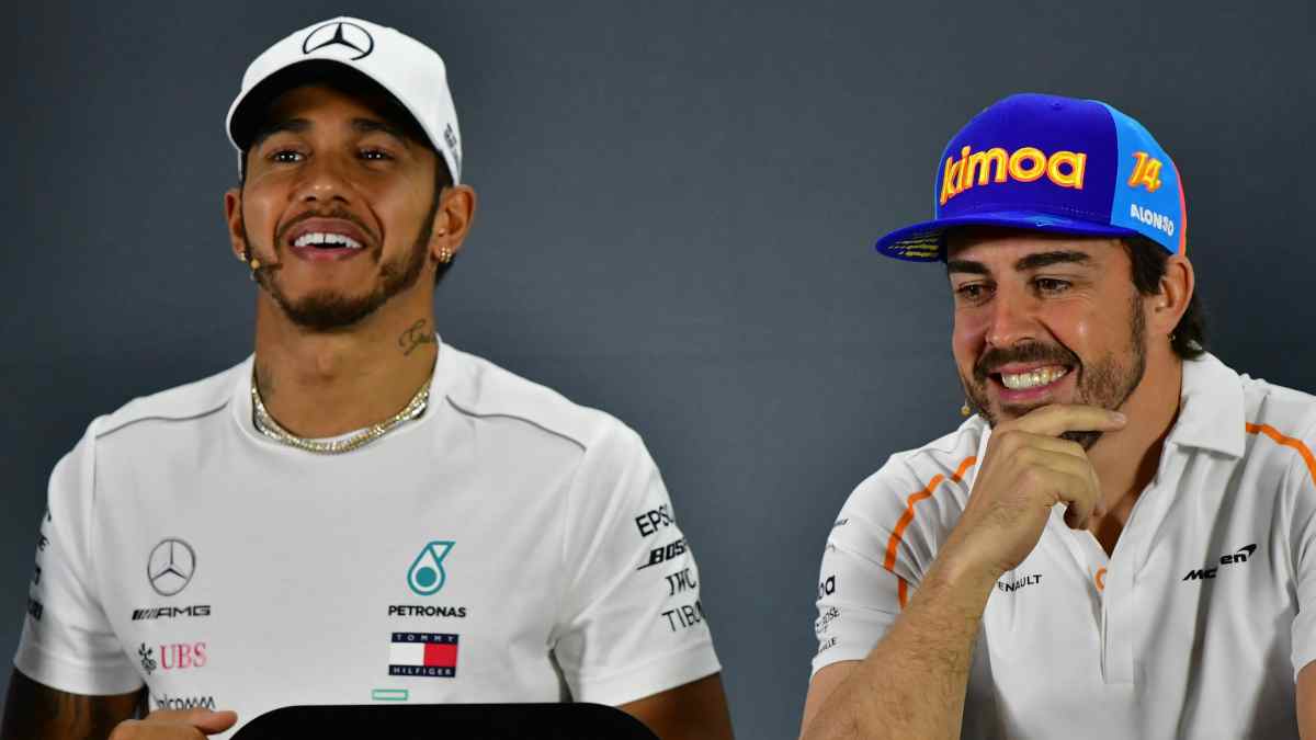 Lewis Hamilton y Fernando Alonso en rueda de prensa. (AFP)