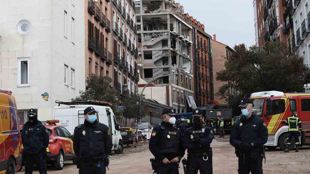 Varios agentes vigilan la zona donde se produjo una explosión en la calle Toledo. Foto: EP