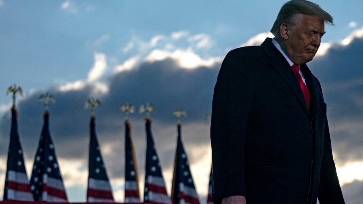 Donald Trump durante el acto de despedida de su mandato tras abandonar la Casa Blanca para dar paso a Joe Biden, su sucesor como presidente de los EEUU. Foto: AFP