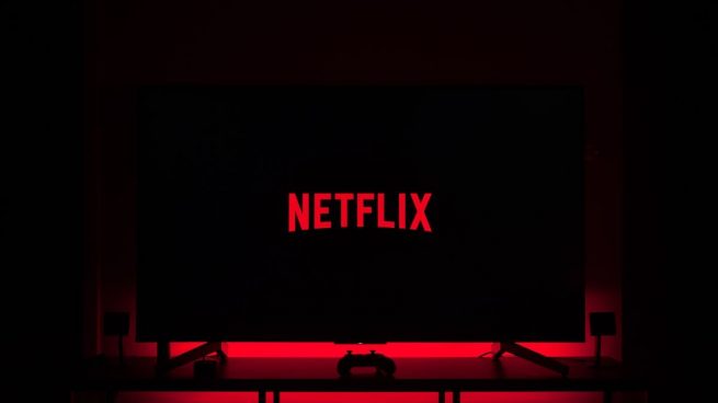 Qué es el botón de reproducción aleatoria de Netflix y cómo funciona