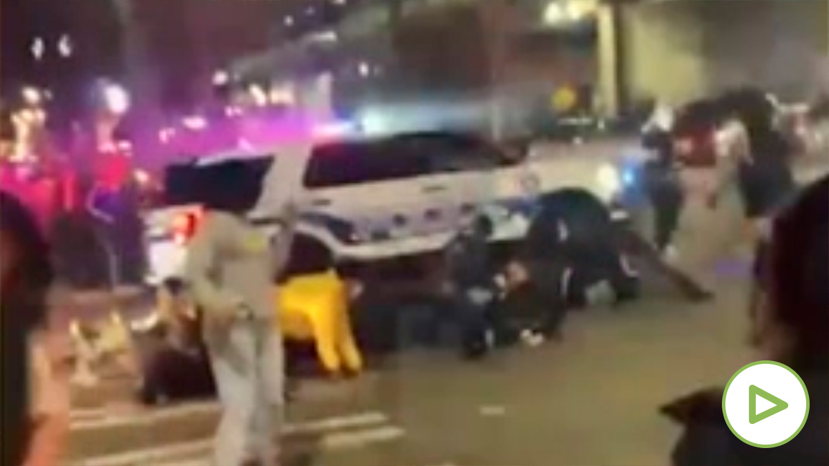 Un coche de policía arrolla a una multitud que presenciaba una carrera ilegal en Tacoma (EEUU)