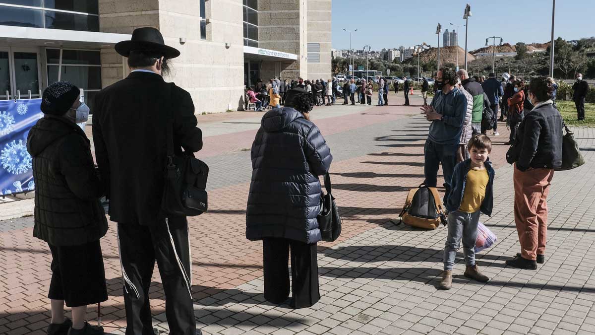 Cola para vacunarse en Jerusalén. Foto: Europa Press.