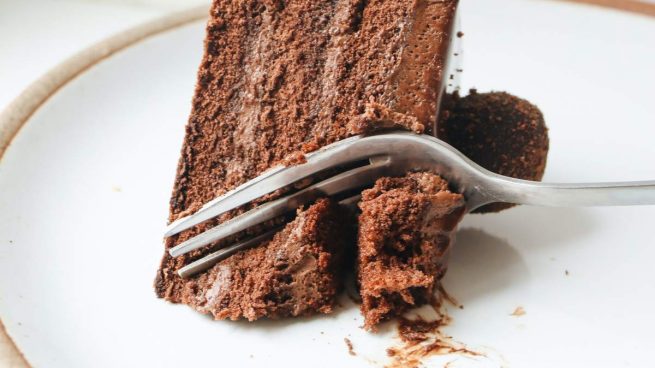 Prueba este exquisito pastel de frambuesas con trufas de chocolate