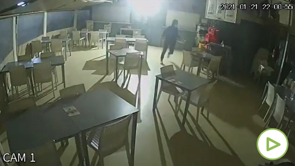 Un grupo de ‘menas’ son grabados mientras roban en un bar junto al hotel en el que viven en Canarias.