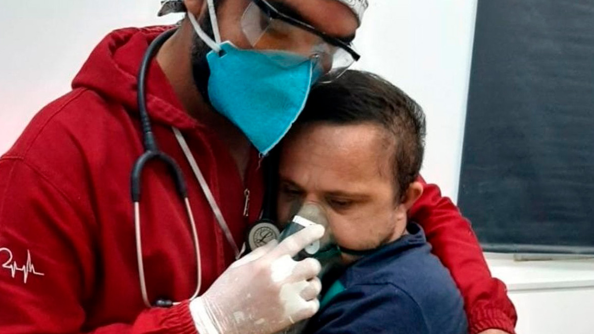 Un enfermero brasileño logra ponerle la mascarilla de oxígeno a un paciente Covid con Síndrome de Down dándole un abrazo.