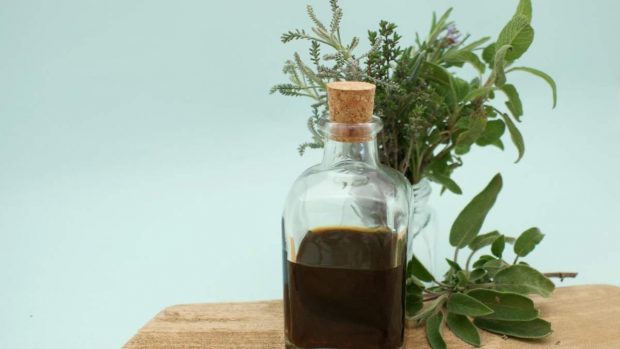 Receta de aceite aromático casero para tus ensaladas