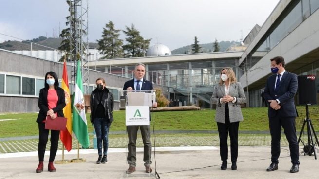 El consejero de la Presidencia, Elías Bendodo, interviene en una comparecencia de prensa en el 112 Andalucía en Granada.