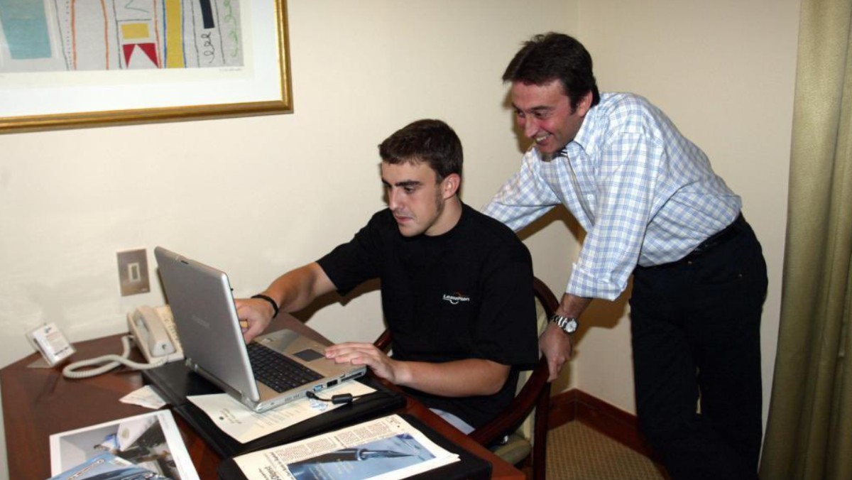 Fernando Alonso, con Adrián Campos.