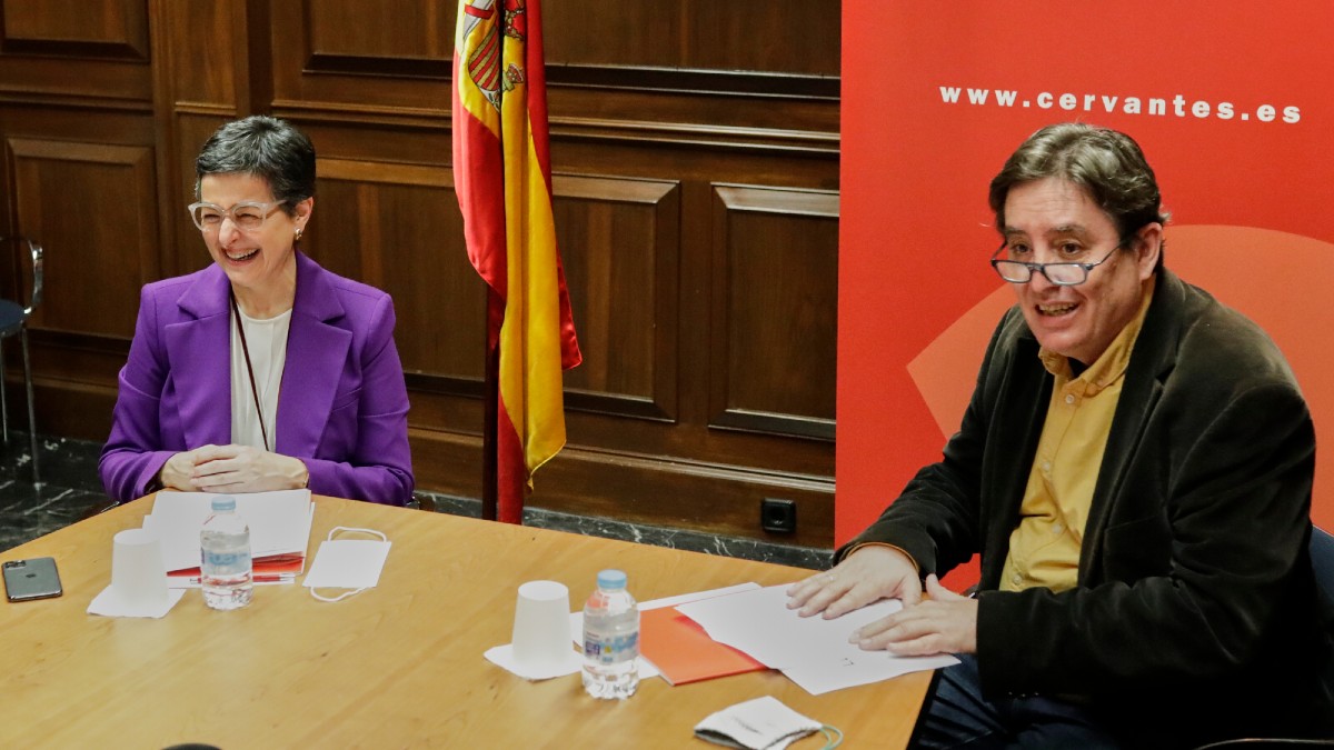 La ministra de Exteriores, Arancha González Laya, y el director del Instituto Cervantes, Luis García Montero. (Foto: EP)