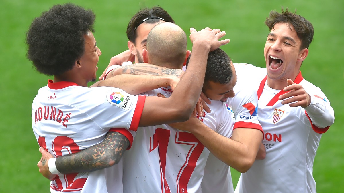 Los jugadores del Sevilla celebran el gol de Jordán ante el Eibar. (AFP)