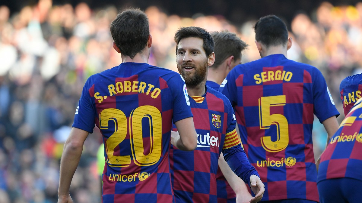 Messi y Sergi Roberto celebran un gol la temporada pasada. (AFP)