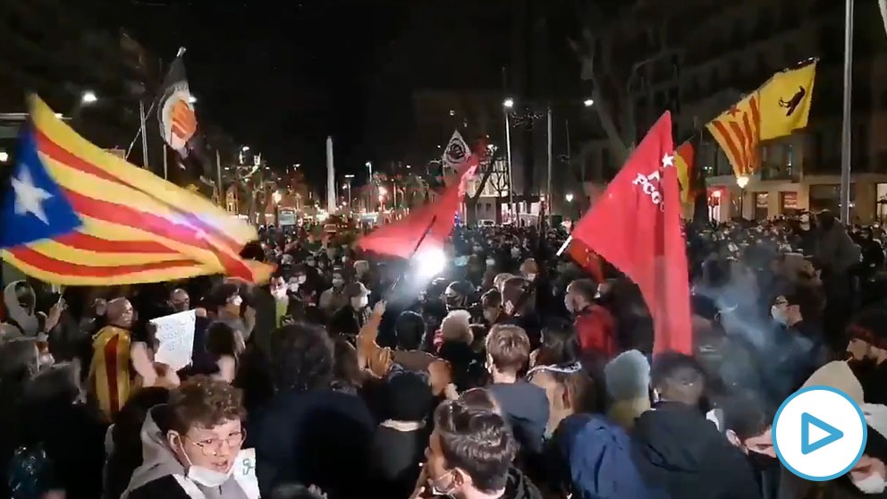 Cientos de personas apoyan en Barcelona sin medidas anti-Covi al rapero proetarra Pablo Hasél
