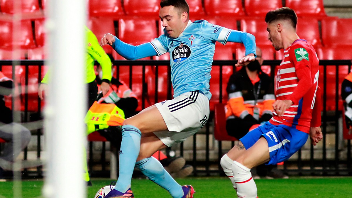 Iago Aspas protege un balón ante Carlos Neva. (EFE)