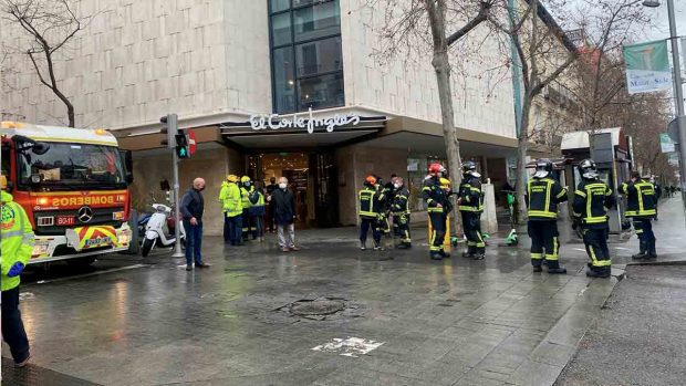 Reabre El Corte Inglés de Serrano en Madrid tras ser desalojado por un aparatoso incendio