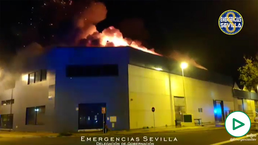 Fuego en una nave industrial en Sevilla