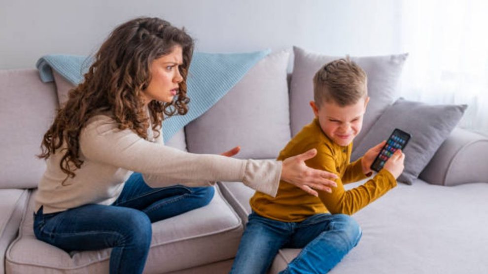 Cuando es mejor comprar a los niños su primer móvil