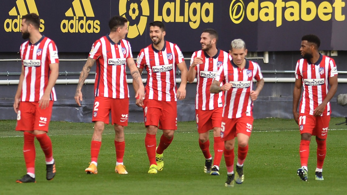 Los jugadores del Atlético celebra el primer tanto de Suárez contra el Cádiz. (AFP)