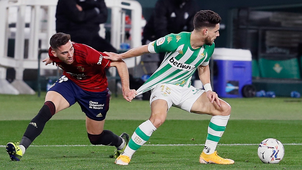 Kike Barja intenta robarle el balón a Álex Moreno durante el Betis-Osasuna. (AFP)