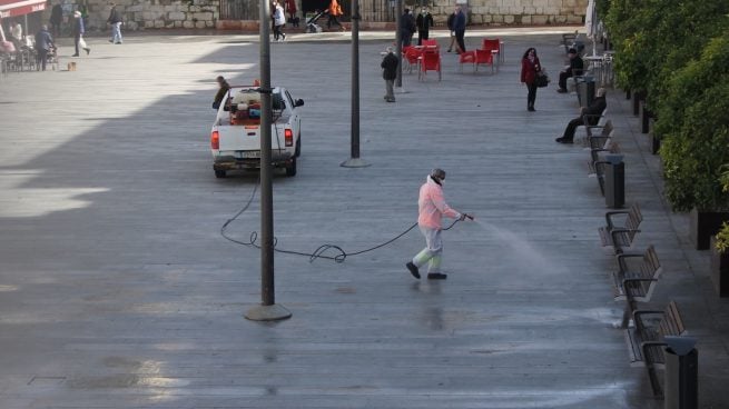 Lucena (Córdoba) prohíbe permanecer parado en la vía pública a partir de las 19:00 horas