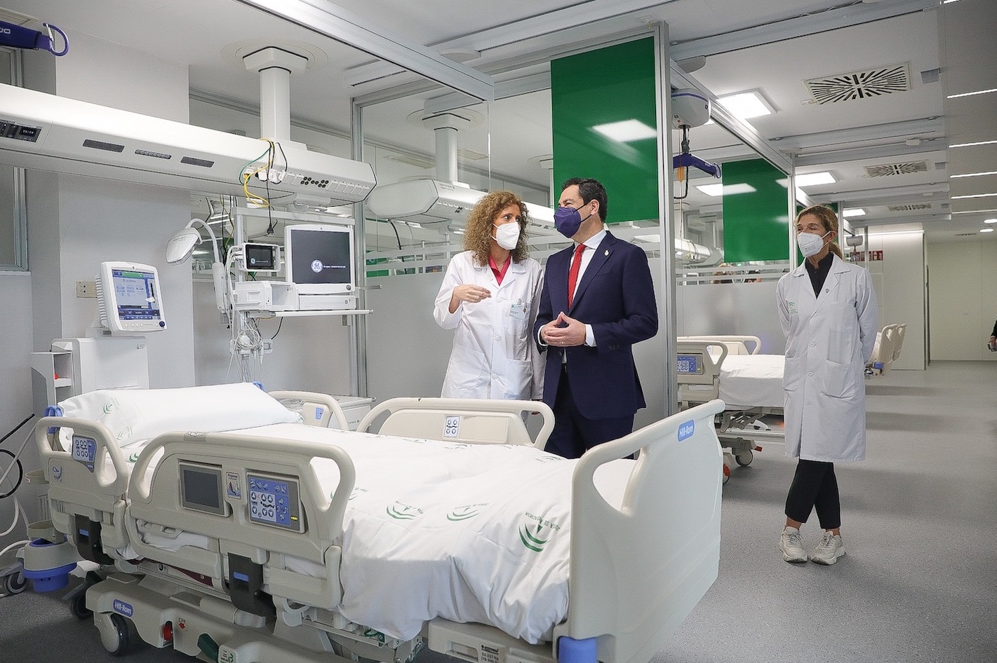 Juanma Moreno inaugura el nuevo Hospital de Emergencias Covid-19, en Sevilla.