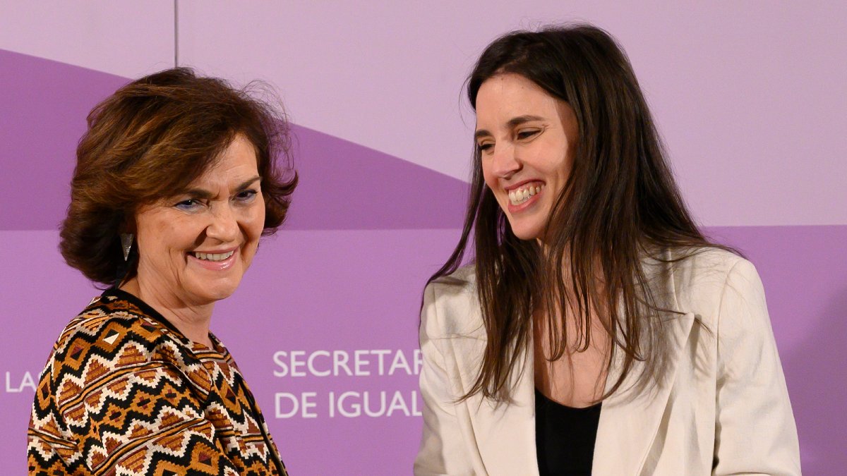 Carmen Calvo y la ministra de Igualdad, Irene Montero. (Foto: Moncloa)