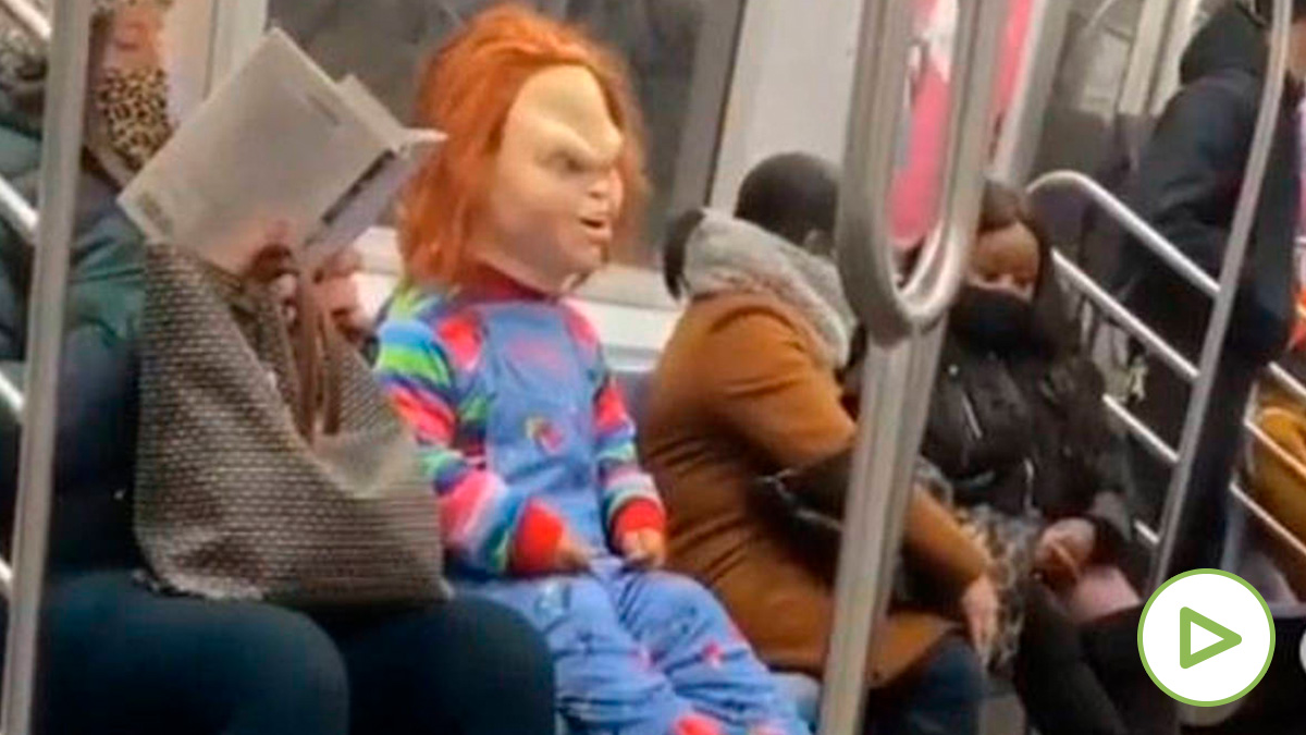 El muñeco diabólico Chucky ataca a la gente sin mascarilla en el metro de Nueva York.