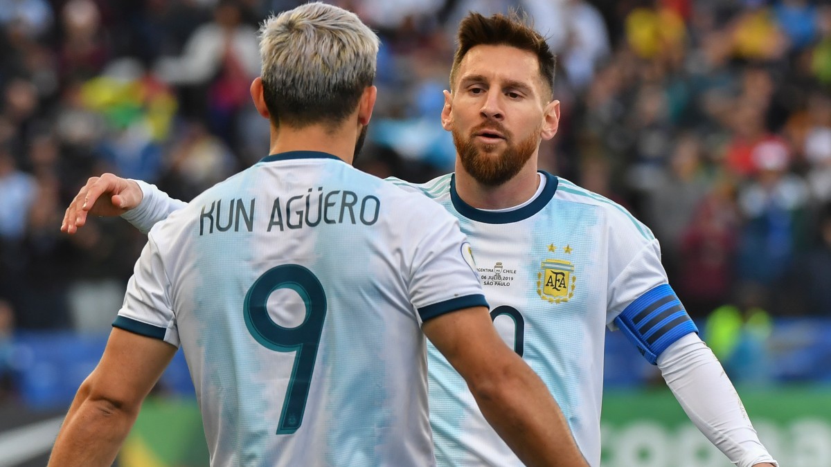 Leo Messi celebra con Agüero un gol con Argentina. (AFP)