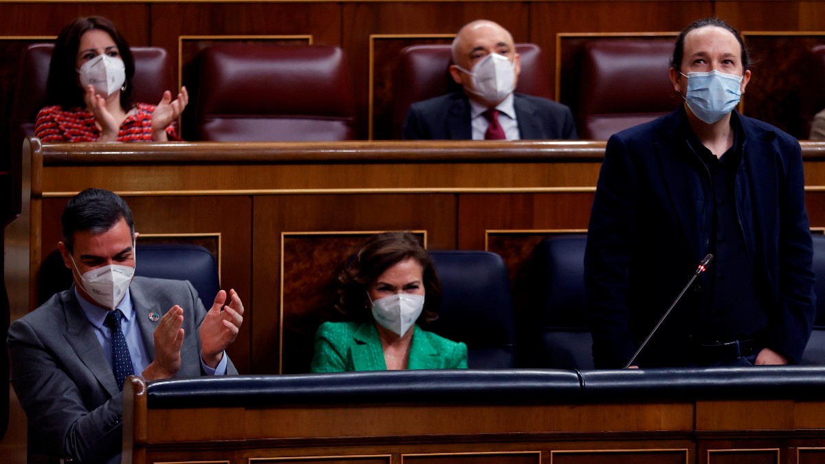 Pedro Sánchez, Carmen Calvo y Pablo Iglesias en el Pleno del Congreso. (Foto: EFE)