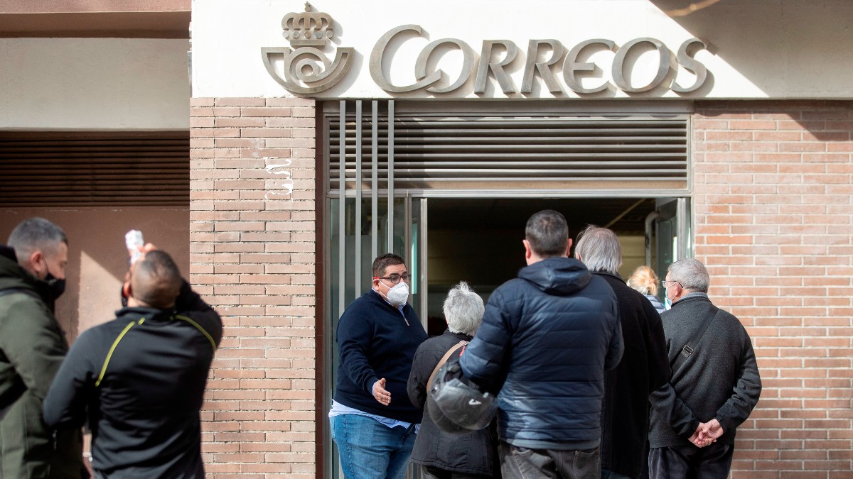 Electores catalanes haciendo cola delante de una oficina de Correos en Barcelona. (Foto: EFE)