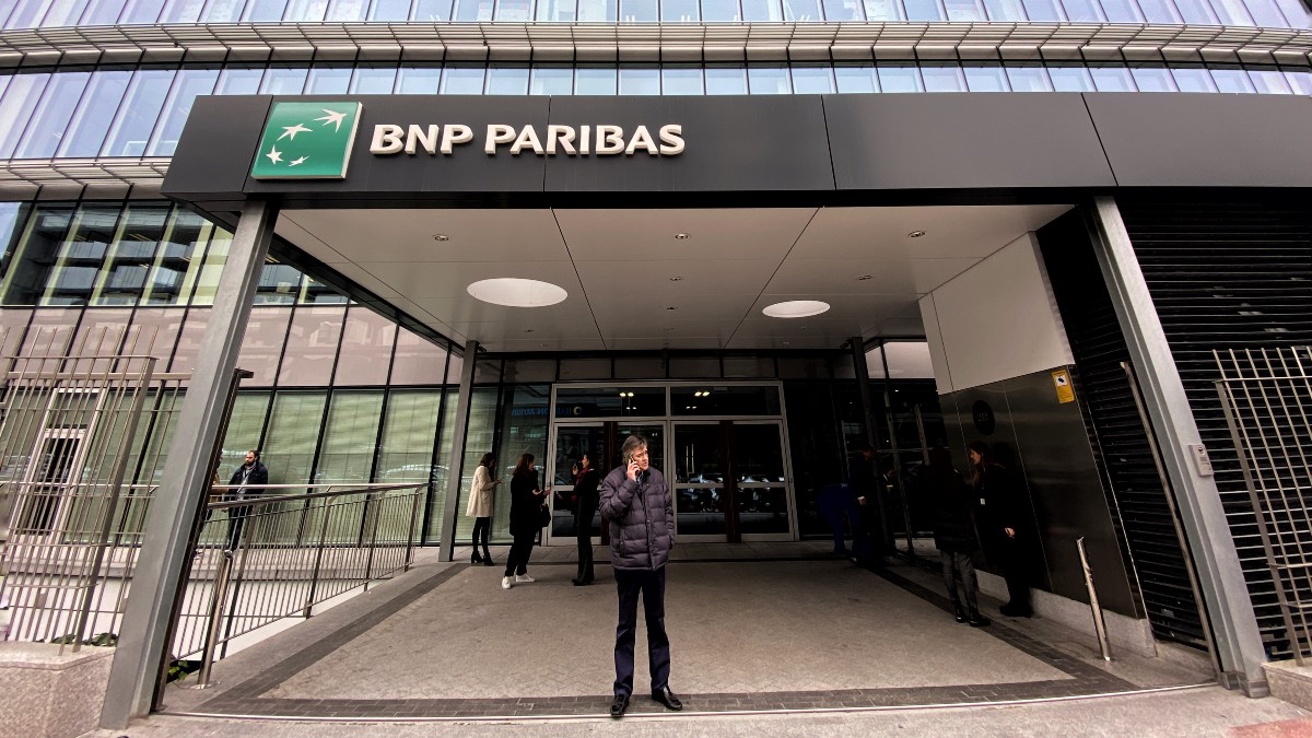 Banqueros de BNP Paribas inician conversaciones para recalar en Deutsche Bank y Credit Suisse.