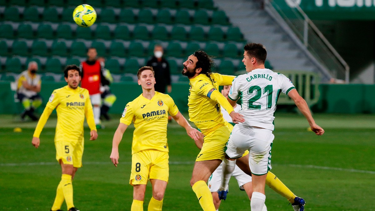 Guido Carrillo trata de rematar un balón en el Elche – Villarreal. (EFE)