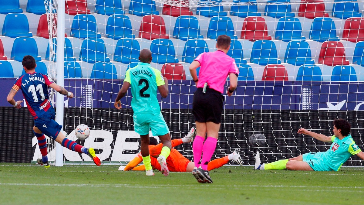 Morales anota uno de sus goles. (EFE)