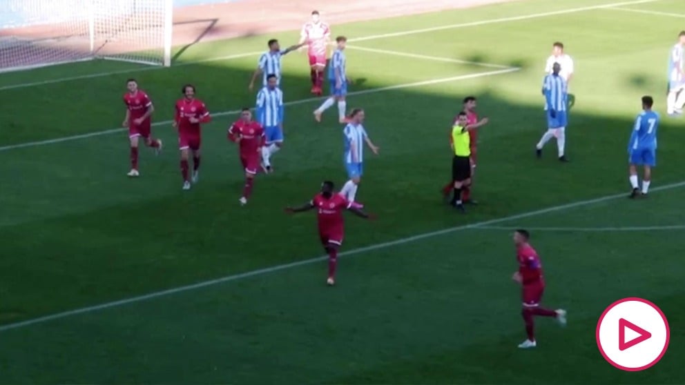 Drenthe marcó un gran gol en el derbi de Murcia.