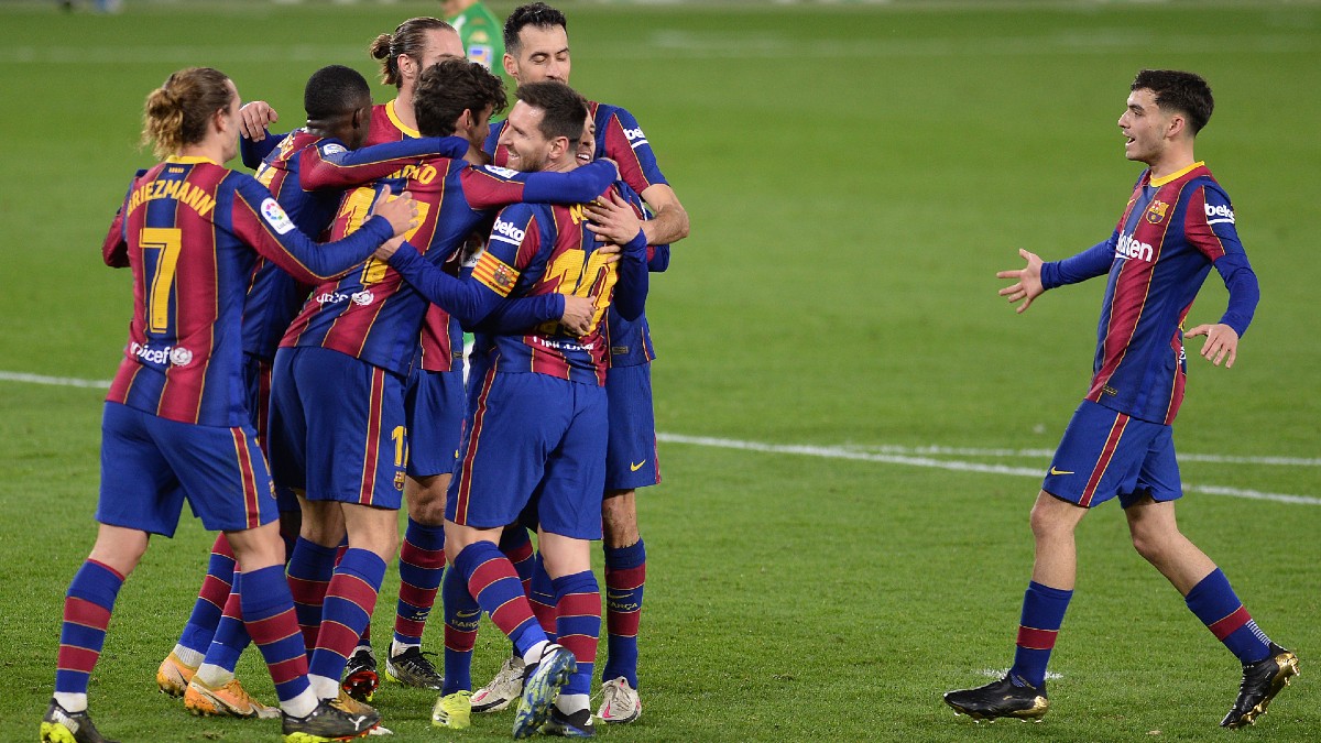 Los jugadores del Barcelona celebran un tanto en el Villamarín. (AFP)